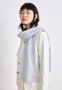 Unselected, pearl grey