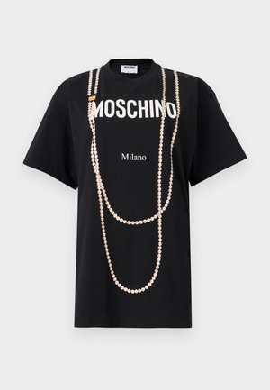 Fekete póló, amelyen a "MOSCHINO" és a "Milano" felirat szerepel. Rózsaszín gyöngyszemekből készült nyaklánc formájában díszített nyomat. Rövid ujjú.