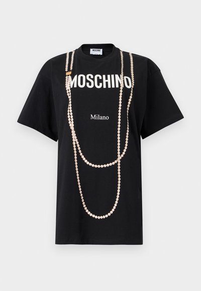 Μαύρο T-shirt με κείμενο "MOSCHINO" και "Milano". Διακοσμημένο με ανάγλυφη εκτύπωση ροζ χάντρων πέρλας που μοιάζουν με κρεμαστά κολιέ. Κοντά μανίκια.