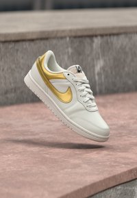 Δεν επιλέχθηκε, swan/metallic gold-coloured/black