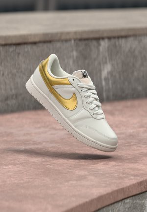 Jordan, AIR JORDAN SKYLINE - Tenisky - swan/metallic gold-coloured/black