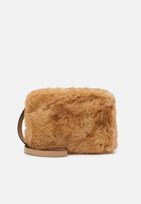 Clutch rettangolare in pelliccia sintetica marrone chiaro con una tracolla beige, presentata su uno sfondo bianco uniforme.