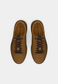 Tênis de couro castanho com cadarços castanhos escuros, bico redondo, gola acolchoada, logótipo na língua e sola de borracha texturizada. Tamanho 40.