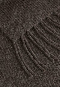 Brun strikket stof med en fuzzy tekstur og frynse detaljer. Har et tykt, varmt design, velegnet til vintertilbehør.