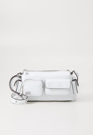 Borsa a tracolla in pelle bianca con due tasche frontali, chiusura con zip, tracolla regolabile e accessori in metallo color argento. Texture liscia.