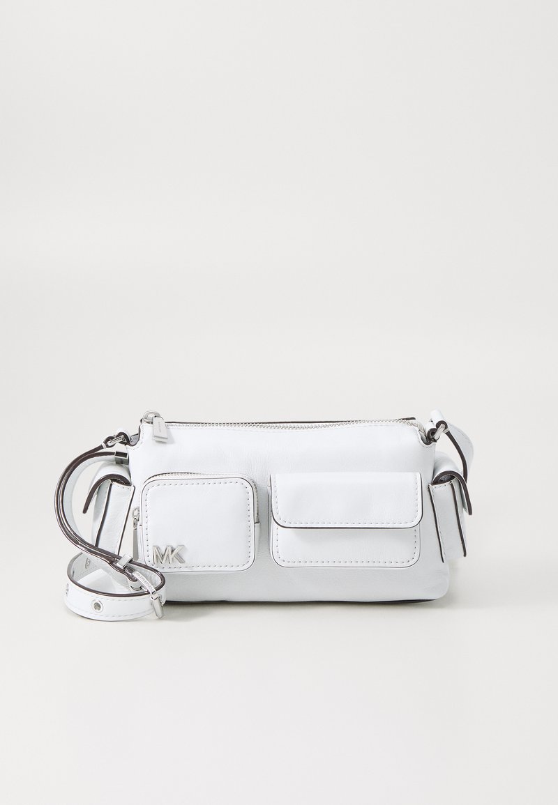 Biely kožený crossbody vak s dvoma prednými vreckami, uzatváraním na zips, nastaviteľným popruhom a striebornou hardware. Hladká textura.
