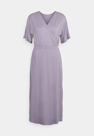 Vestido envelopado lavanda, de manga curta, com uma cintura ajustada e fendas laterais. Feito de um tecido suave, apresenta um design de decote em V.