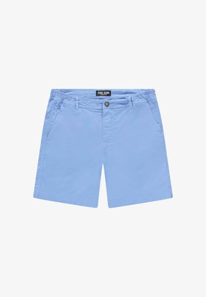 Lichtblauwe casual short met knoop- en ritssluiting, zijzakken, riemlussen en elastische gedeelten in de taille, plat uitgespreid op een witte achtergrond.