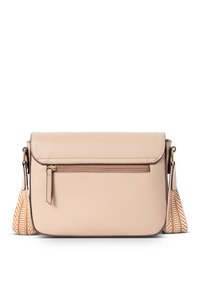 Beige synthetische Umhängetasche mit einem Klappdeckel, einer Front-Reißverschluss-Tasche und gemusterten Quasten in Orange und Weiß an jeder Seite.