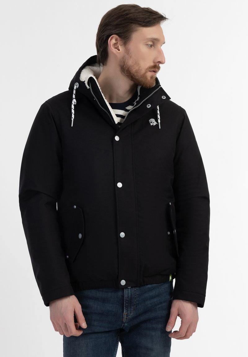 Schwarze Jacke mit Kapuze, silbernen Druckknöpfen und frontalen Taschen. Mit weichem Material gefüttert und mit dekorativen Kordeln ausgestattet.