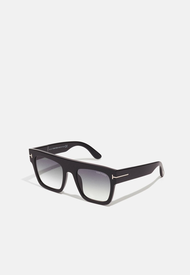 Ochelari de soare pătrați negri cu lentile gradient, având un finisaj mat și accente din metal argintiu pe cadru. Logo-ul brandului vizibil pe interior.