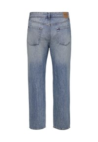 Jean en denim bleu clair avec une coupe droite, un design à cinq poches et une étiquette en cuir beige sur la ceinture arrière.