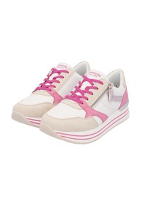 Sneakers met een beige suède en witte leren bovenwerk, roze veters, roze en grijze accenten, een zijkraag en een gestreepte witte zool.