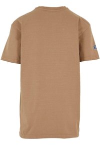 Brun bomulds t-shirt med korte ærmer, rund hals og lige kant. Har et lille logo på venstre ærme. Glat tekstur.