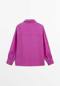 Camicia a maniche lunghe in lino di un vivace colore rosa. Presenta un colletto classico, polsini con bottone e un dettaglio con yoke sul retro. Tessuto morbido e leggero.