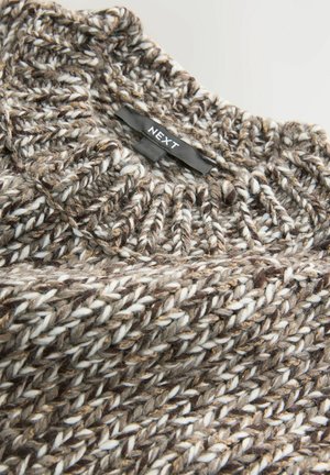 Maglione lavorato a maglia marrone e crema con scollatura alta, caratterizzato da un motivo testurizzato e spesso, e un'etichetta che mostra "NEXT" sul colletto.