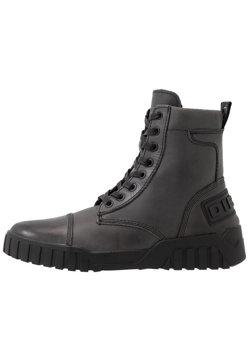 Bota alta de cuero negra con suela de goma gruesa, parte delantera con cordones y detalle de marca en el talón.