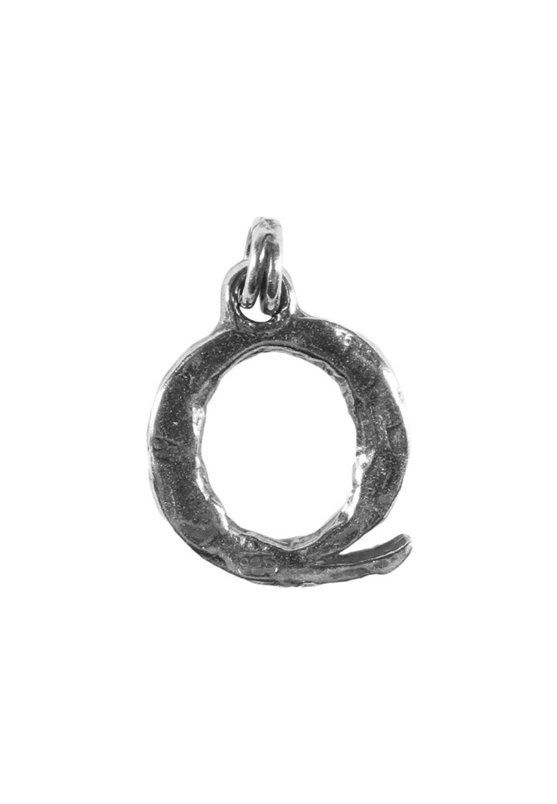 Silver cirkulär hänge med en öppen design. Strukturerad yta med en liten ögla för fäste, som liknar bokstaven "Q."