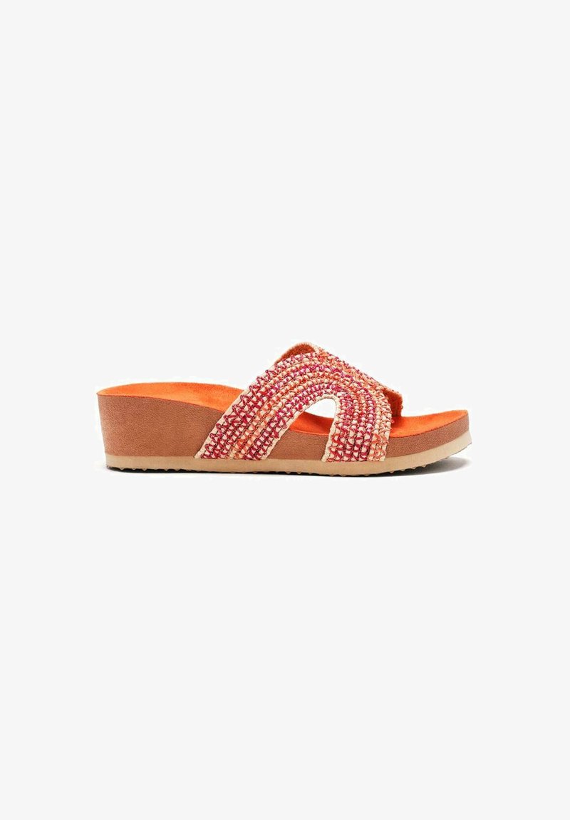 Sandalias de cuña con plantilla acolchada de color naranja, con tiras entrelazadas hechas de tela tejida en tonos rojos y beige. Suela de goma texturizada para mayor agarre.