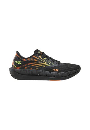 Scarpa da corsa nera con strisce sfumate arancioni e gialle, lacci neri e suola spessa ammortizzata con piccolo accento arancione.