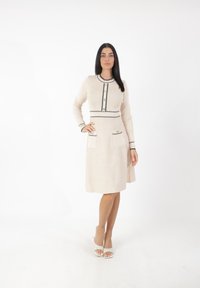 Unausgewählt, beige