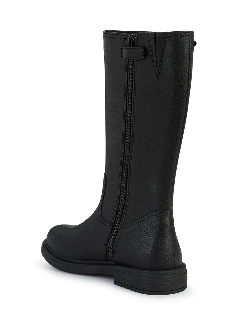 Stivale nero fino al polpaccio in pelle texture, con cerniera laterale, dettaglio a tracolla nella parte superiore e suola piatta in gomma.
