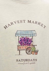 Tela gris claro con un gráfico de un carrito de mercado con uvas moradas y plantas, el texto dice "MERCADO DE COSECHA" y "SÁBADOS".