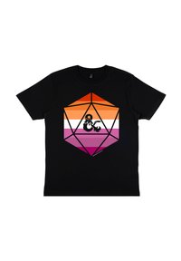 Sort bomulds t-shirt med et geometrisk grafik i orange, hvid og pink striber, med en sort drage silhuet indeni en diamantform.
