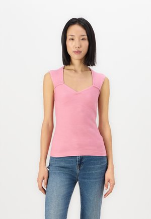 Rosa ribbet tank topp med firkantet utringning og brede stropper, med en tettsittende silhuett og glatt tekstur. Brukt med blå jeans.