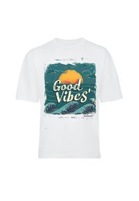 Wit katoenen T-shirt met een grafisch ontwerp van golven, een zon en de tekst "Good Vibes." Het ontwerp gebruikt blauwe, oranje en groene kleuren.