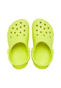Sabots en néon jaune vif en matériau léger, dotés de trous de ventilation, d'une semelle intérieure texturée et d'une sangle arrière pour un ajustement sécurisé.