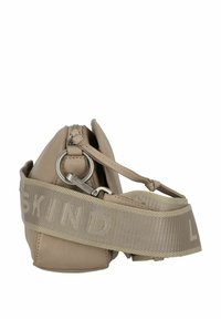 Beige Lederhandtasche in dreieckiger Form, mit Reißverschluss und einem Baumwollriemen, der den Text "SKIND" trägt. Silberne Hardware und ein Ringdetail.