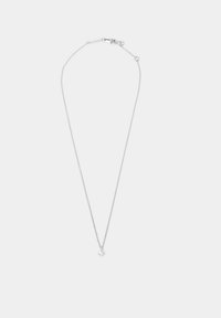 Sølv kædanne med et delikat design, der har en lille vedhæng i midten. Glat tekstur og minimalistisk stil.
