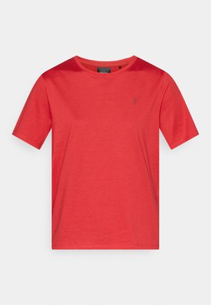 Červené tričko s krátkými rukávy vyrobené z měkké tkaniny. Má kulatý výstřih a malé logo na hrudi. Jednoduchý design bez vzorů.