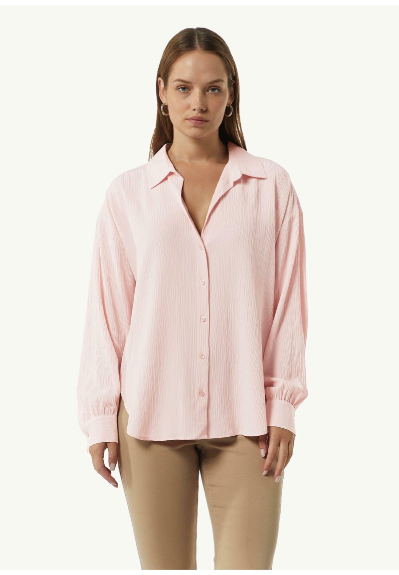 Lichtroze blouse met lange mouwen, een klassieke kraag, knoopsluiting aan de voorkant en een textuurstof. Zachte, ontspannen pasvorm met elastische manchetten.