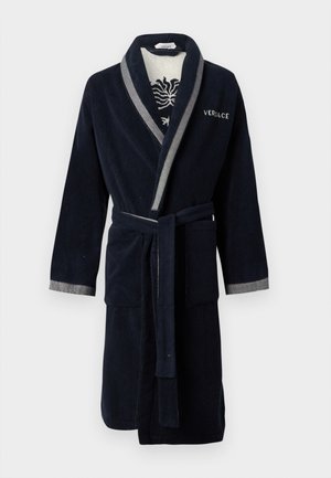 Marineblauer Versace-Bademantel mit grauer Einfassung, einem Bindegürtel in der Taille, Vordertaschen und einem Medusa-Logo am inneren Kragen.