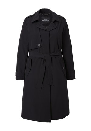 Zwarte lange trenchcoat met riem, knoopsluiting op de schouderflap, zijzakken en manchetten met riempjes, kraag naar beneden geklapt.