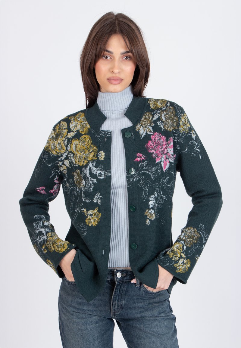 Cardigan lavorato a maglia di colore verde scuro con motivi floreali in rosa e giallo. Presenta scollo rotondo, chiusura con bottoni e polsini a coste.
