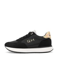 Scarpe nere con un mix di suede e materiali sintetici. Presentano dettagli dorati, lacci piatti e un tab sul tallone iridescente texturizzato. Midsuola bianca.