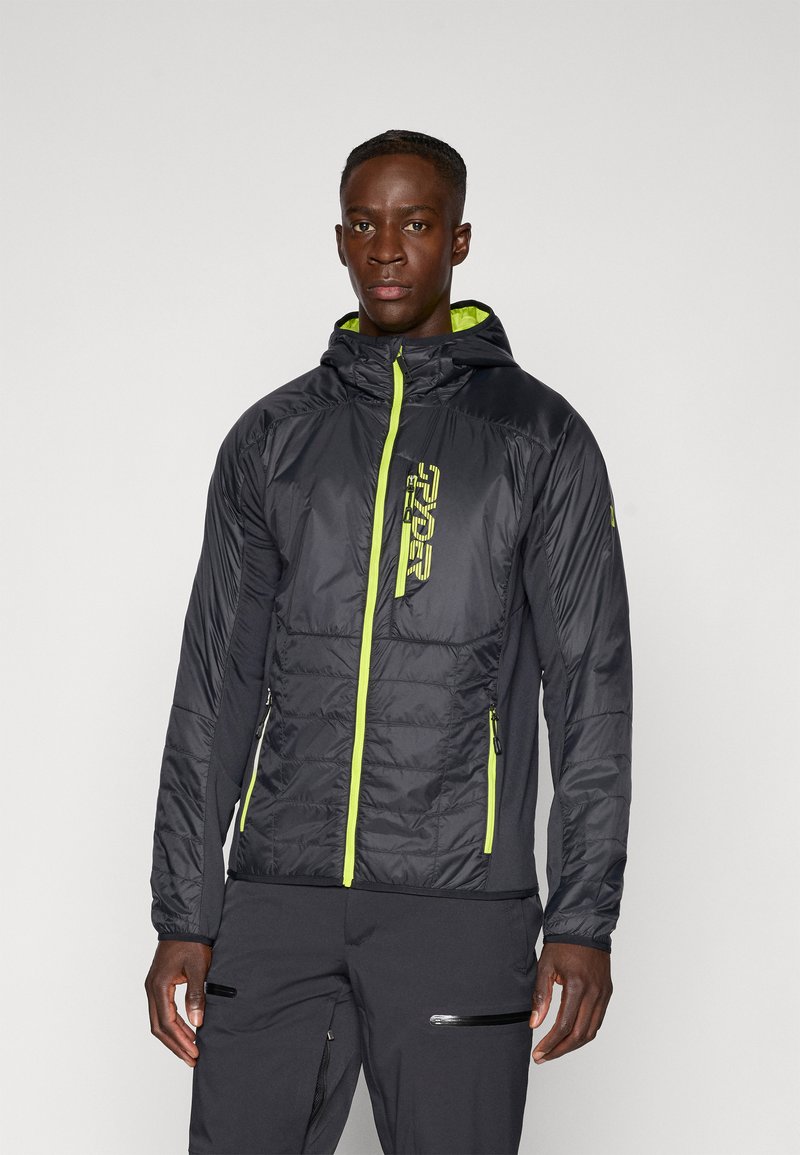 Melna izolēta jaka ar kapuci, ar neona zaļiem akcentiem, priekšējo rāvējslēdzēju un rakstainu audumu. Divas sānu kabatas ar rāvējslēdzējiem.