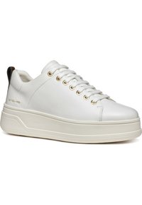 Sneaker in pelle bianca con punta rotonda, suola piatta e occhielli dorati. Presenta una texture liscia e dettagli cuciti.