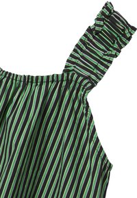 Czarna bluzka z tkaniny z zielonymi i fioletowymi pionowymi paskami. Posiada falbaniasty ramiączko oraz gumowane wykończenie dekoltu, co nadaje teksturowany wygląd.