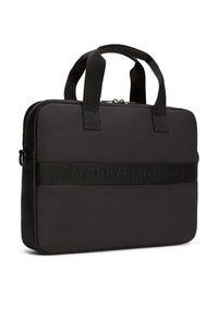 Μαύρη τσάντα laptop με διπλές υφασμάτινες λαβές, λείο εξωτερικό, κλείσιμο με φερμουάρ και έντονη ανάγλυφη ταινία με το όνομα της μάρκας.