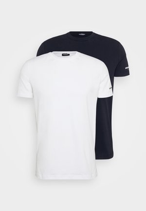 Deux t-shirts en coton : un blanc, un marine. Les deux ont des manches courtes et des cols ronds, avec de subtils accents de logo sur les manches.