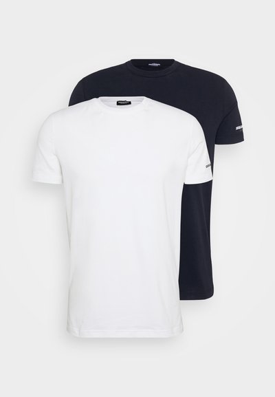 Zwei Baumwoll-T-Shirts: eines in Weiß, das andere in Marineblau. Beide haben kurze Ärmel und Rundhalsausschnitte, mit dezenten Logo-Akzenten auf den Ärmeln.