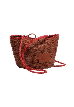 Bolso cesta tejido marrón con asas de hombro trenzadas rojas y ribete, con un parche marrón con marca en relieve en la parte frontal.