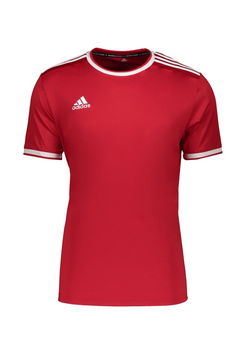 Rotes Sport-T-Shirt aus atmungsaktivem Material, mit weißen Akzenten an den Ärmeln und am Kragen, drei Streifen und dem Adidas-Logo auf der Brust.
