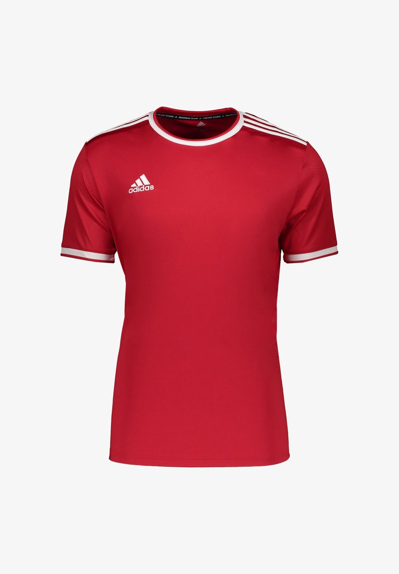 T-shirt atletica rossa realizzata in tessuto traspirante, con accenti bianchi sulle maniche e sul collo, con tre strisce e un logo Adidas sul petto.