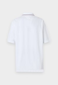 Hvit polo-shirt med klassisk krage, med en kontrastfarge i rød og marineblå stripete aksent på kragen og et glatt, teksturert stoff.