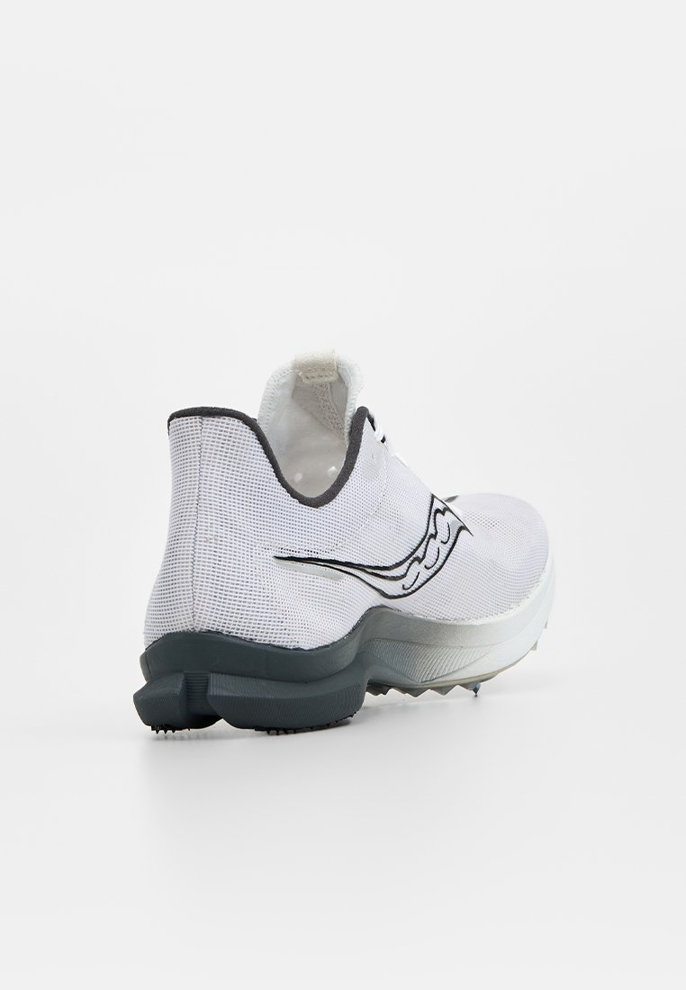 Chaussure de sport blanche avec tige en mesh, accents noirs et semelle grise. Présente une forme arrondie et une sangle au talon pour un enfilage facile.